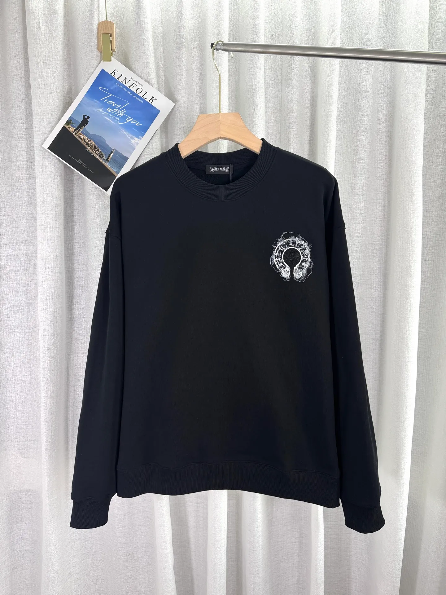 P260 top version, real shot without P, ​​different from market currency) 𝗖𝗵𝗿𝗼𝗺𝗲 𝗛𝗲𝗮𝗿𝘁𝘀/Cro Heart 2025 patch embroidery autumn and winter new original single counter American laser burnt 3D three-dimensional embroidery couple casual sweatshirt 👑The highest version! Customized fabric 440g tripe terry fabric! American acid-washed and distressed original fabric laser burnt ✟appliqué embroidery and exquisite embroidery of letters! The best-selling model in the counter, very comfortable to wear. Accessories: original molded and authenticated collar label➕100% silk wash label. Genuine purchase-grade original hangtag➕matching hanging rope➕3D hanging beads➕original packaging bag. Craftsmanship: The original version has consistent wiring! The highest version of the armhole matching technique! Color: White Black Size: S M L XL Style Number: 25-310
